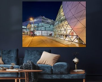 stad iconische Blob Building Eindhoven centrum bij schemering 3 van Tony Vingerhoets