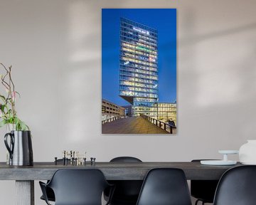 Iconische Kennedy Toren bij schemering, Eindhoven City Centre van Tony Vingerhoets