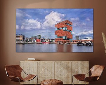 MAS Museum gegen einen blauen Himmel spiegelt sich in einem Teich, Antwerpen 1 von Tony Vingerhoets
