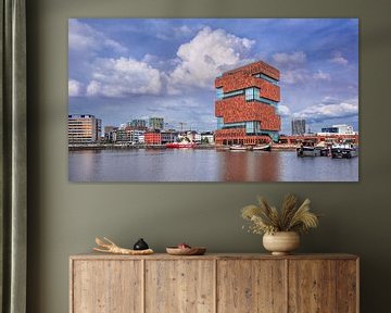 MAS Museum gegen einen blauen Himmel spiegelt sich in einem Teich, Antwerpen 1 von Tony Vingerhoets