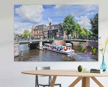 Amsterdamse grachtengordel, met het oog op bruggen en een rondvaartboot van Tony Vingerhoets