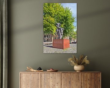 Skulptur von Multatuli auf einem gepflasterten Platz, Amsterdam von Tony Vingerhoets