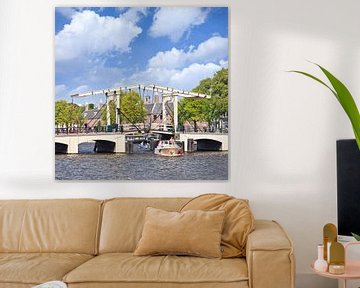Mager Bridge in de Amsterdamse grachtengordel op een zomerse dag van Tony Vingerhoets