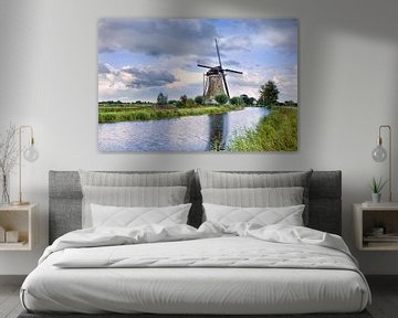 Dutch Landschaft mit alten Ziegeln Windmühle in der Nähe von einem kleinen Kanal von Tony Vingerhoets