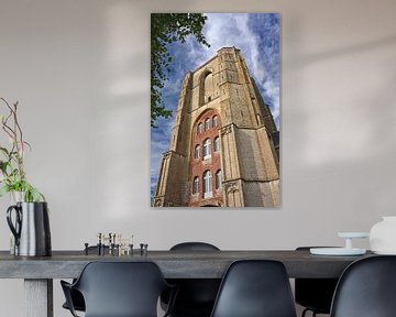 Oude kerk toren met blauwe hemel en wolken, Veere