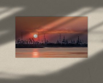 Panorama mit Sonnenuntergang und Blick auf einem Kai im Hafen von Antwerpen von Tony Vingerhoets