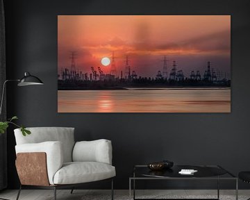 Panorama mit Sonnenuntergang und Blick auf einem Kai im Hafen von Antwerpen von Tony Vingerhoets