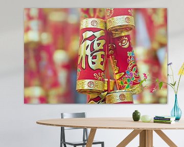 Decoratie-objecten in rood en goud met Chinese karakters 1 van Tony Vingerhoets