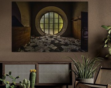 Raam in verlaten kerk van Ivana Luijten