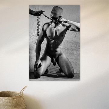 Très bel homme nu photographié dans le cadre d'un donjon du bdsm. #E0062