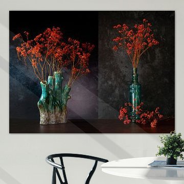 Gypsophile orange dans une bouteille bleue / vase spécial.