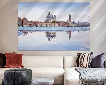 Spiegeling van Venetië in het water van Arja Schrijver Fotografie