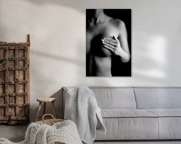 Nackte Frau mit Hand auf der Brust in Schwarz-Weiß von Art By Dominic