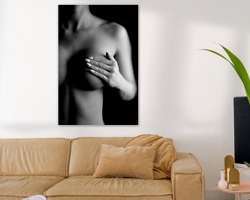 Naakte Vrouw Met Hand Op Haar Borst in Zwart-Wit van Art By Dominic