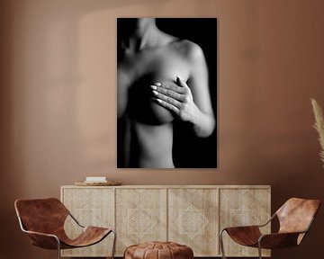 Nackte Frau mit Hand auf der Brust in Schwarz-Weiß von Art By Dominic