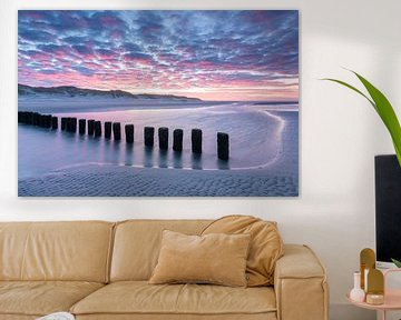 Vlammende wolken boven strand - Natuurlijk Ameland van Anja Brouwer Fotografie