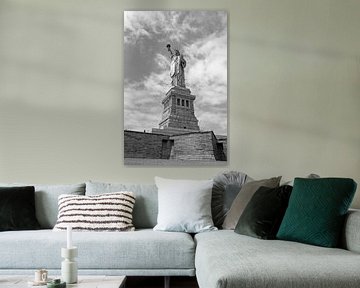 Het vrijheidsbeeld in New York op Liberty Island (zwart wit) van Ramon Berk