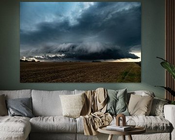 Roterende wolken van een supercell onweersbui boven de vlakte van Menno van der Haven