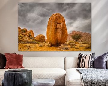 Woestijn landschap met uniek rotsblok in de vorm van een ei. van Chris Stenger
