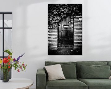 Londoner Tür in Schwarz-Weiß I Straßenfotografie von Diana van Neck Photography