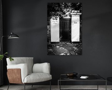 Londoner Tür in Schwarz-Weiß I Straßenfotografie von Diana van Neck Photography