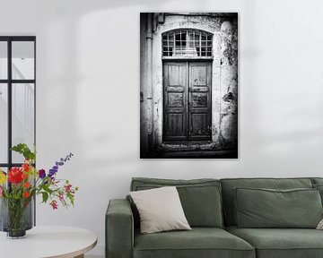 Photographie en noir et blanc d'une vieille porte en bois à Rethymnon, Crète | Photographie de voyag