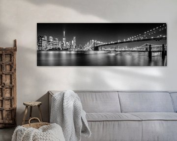 New York City Skyline 's nachts (zwart-wit) van Sascha Kilmer