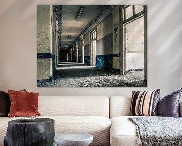 Corridor dans un bâtiment de l'Université expirée en Belgique sur Art By Dominic