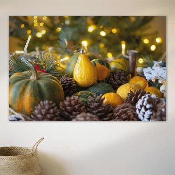 Weihnachtsstimmung mit einer Mischung aus Tannenzapfen und Kürbissen.