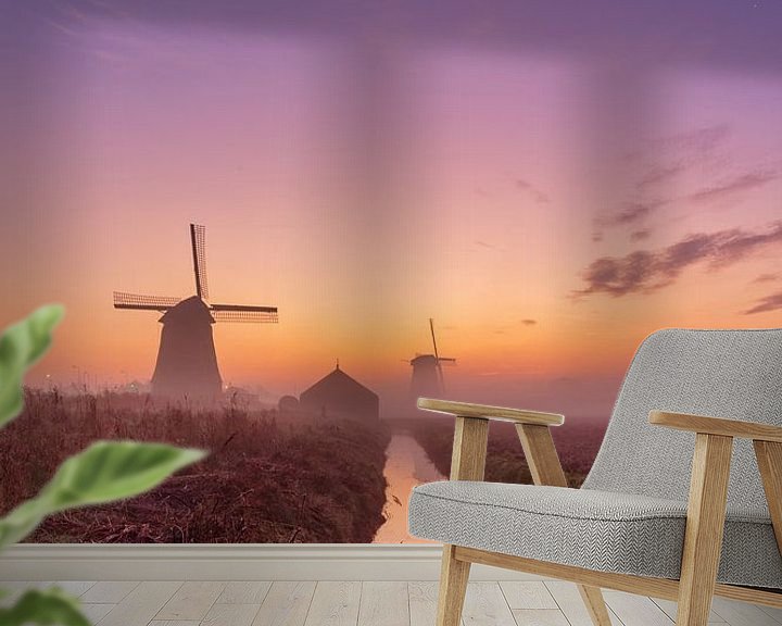 Sfeerimpressie behang: Kleurrijke zonsopkomst bij de Schermer molens van Photo Henk van Dijk