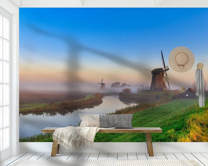 Sfeerimpressie behang: Kleurrijke zonsopkomst bij de molens in de Schermer van Photo Henk van Dijk