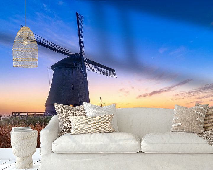 Sfeerimpressie behang: Kleurrijke zonsopkomst bij de Schermer molens van Photo Henk van Dijk