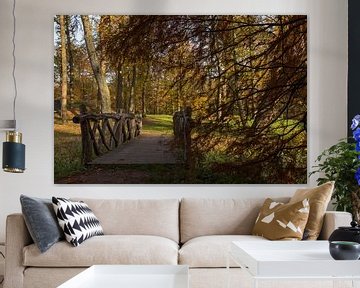 landschap met een houten brug in de herfst in het bos