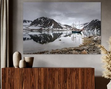 Die Antigua in einer Bucht auf Spitzbergen von Joy van der Beek
