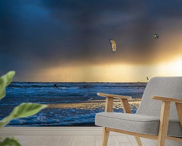 Kitesurfers bij zonsondergang