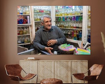 Potrait van de Iraanse man in zijn winkel van Jeroen Kleiberg