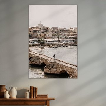 Un homme se rend au château de la mer de Sidon au Liban