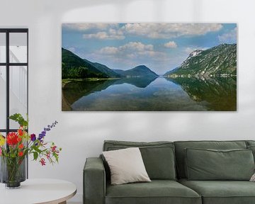 Seepanorama mit Bergen und blauem Himmel mit weißen Wolken von Hans-Heinrich Runge