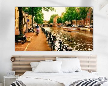 Kanalboot Amsterdam und Radfahrer