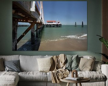 Pier en huisje vanaf het strand van Yannick uit den Boogaard