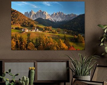 Landschaft mit Kirche und Bergen in Italien im Herbst