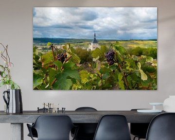 Ansicht eines Dorfes in der französischen Champagne mit Trauben im Vordergrund von Ivo de Rooij