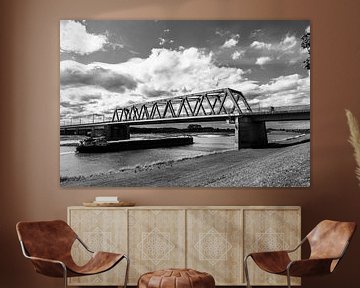 Eisenbahnbrücke Deventer schwarz-weiß von Rick de Visser