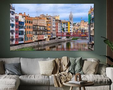 Gekleurde huisjes aan het water in Girona, Spanje