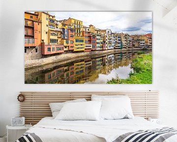 Farbenfrohe Häuser am Wasser in Girona, Spanien