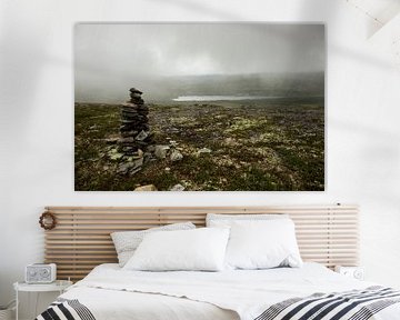 stenen gestapeld, aan de voet van de berg op een mistige morgen van Karijn | Fine art Natuur en Reis Fotografie