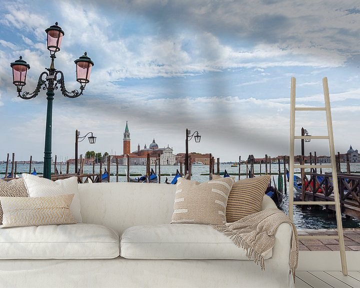 Sfeerimpressie behang: Gondels langs de kade in Venetië van Arja Schrijver Fotografie