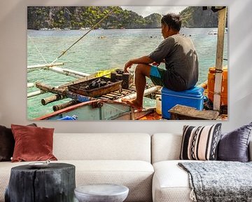 Visser bereidt vis op boot (Filipijnen) van Jessica Lokker