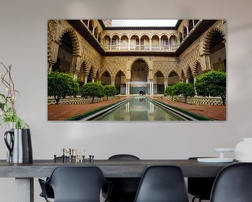 Binnenplaats in Real Alcazar in Sevilla (Spanje) van Jessica Lokker
