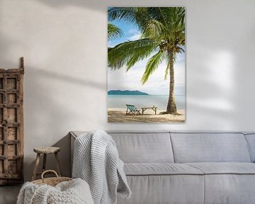 Een ligstoel onder een palmboom op een tropisch strand van Melissa Peltenburg